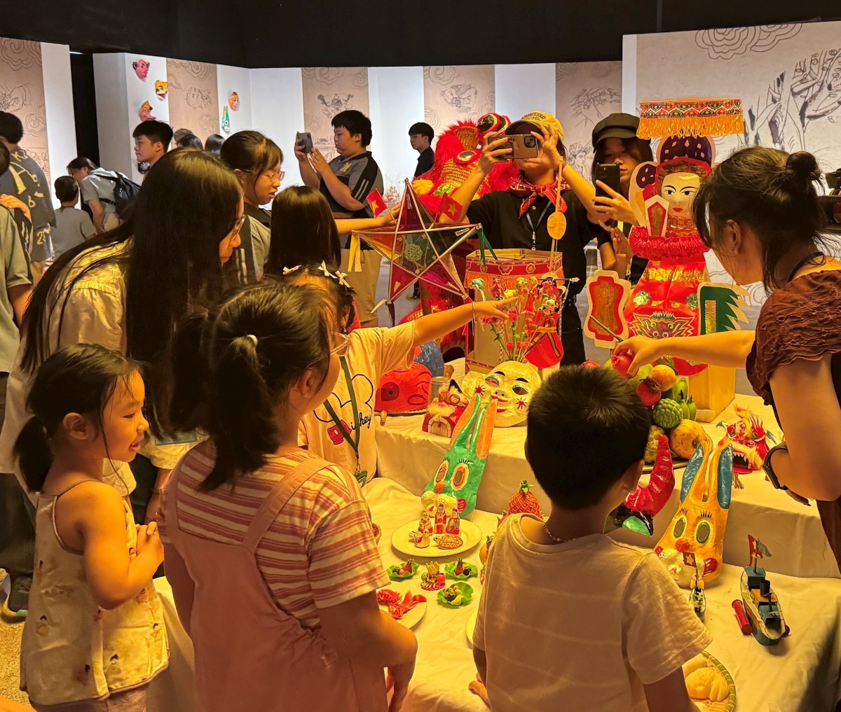 Các bạn nhỏ thích thú với mâm cỗ Trung thu