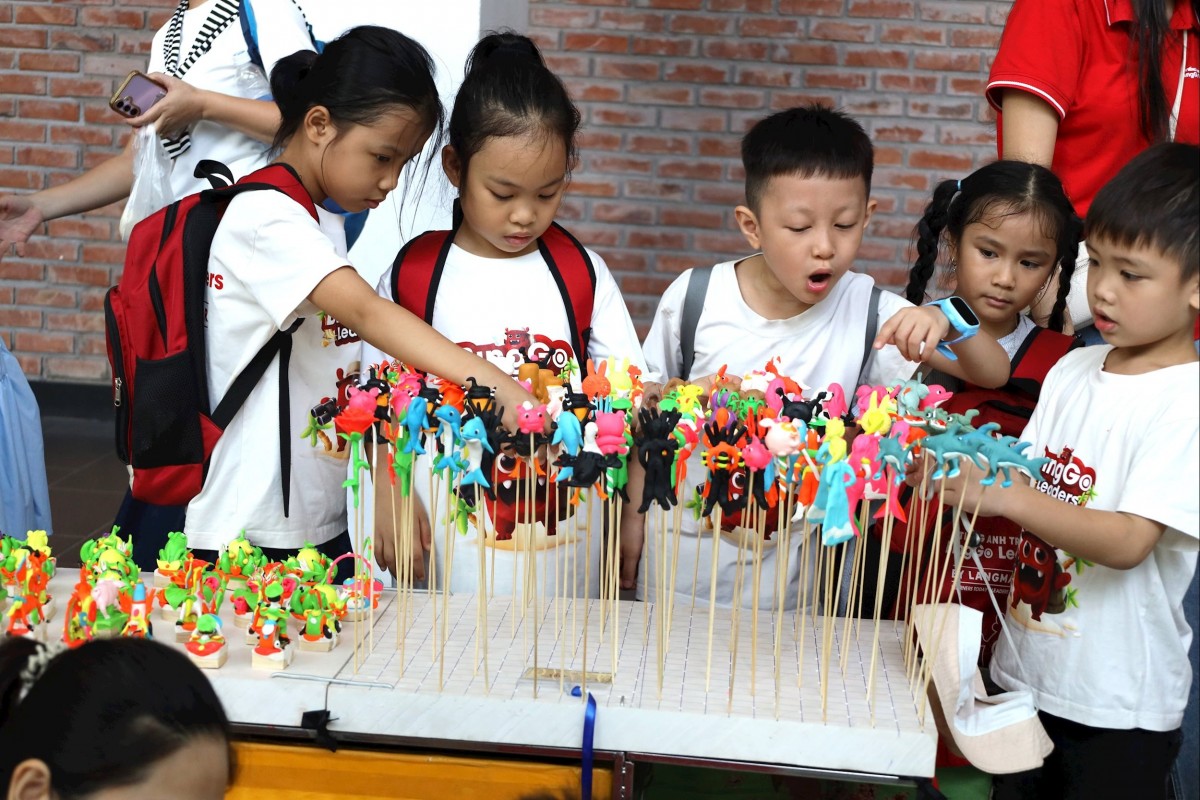 Các bạn nhỏ hào hứng xem tò he. Ảnh: BTC