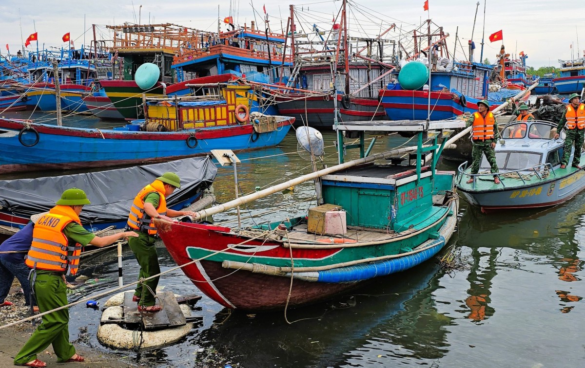 Thủ tướng chỉ đạo khẩn trương hỗ trợ nhân dân khắc phục hậu quả bão số 10 và mưa lũ