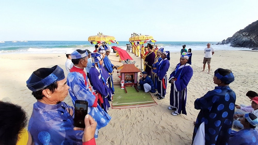 Lễ hội Cầu ngư Vạn đầm Xương Lý là lễ hội truyền thống lâu đời của ngư dân vùng biển Nhơn Lý. Ảnh: TN