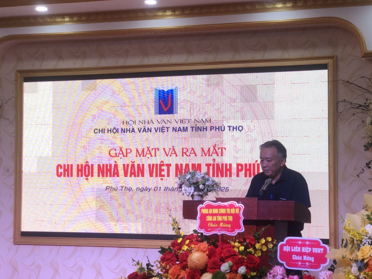 nhà văn Yên Ba đã đọc Quyết định số 132/QĐ-HNV, của Ban Chấp hành Hội Nhà văn Việt Nam. Ảnh: P.V