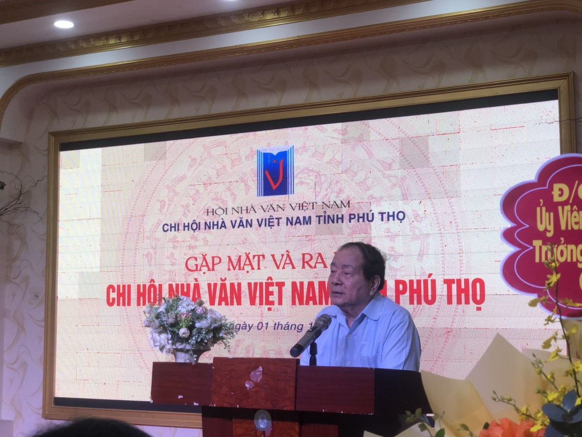 Nhà thơ Hữu Thỉnh phát biểu ý kiến tại Lễ ra mắt. Ảnh: P.V