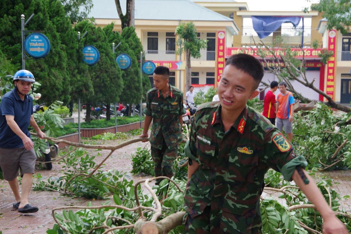 Thủ tướng: Nỗ lực khắc phục nhanh hậu quả, ổn định đời sống Nhân dân sau bão số 10