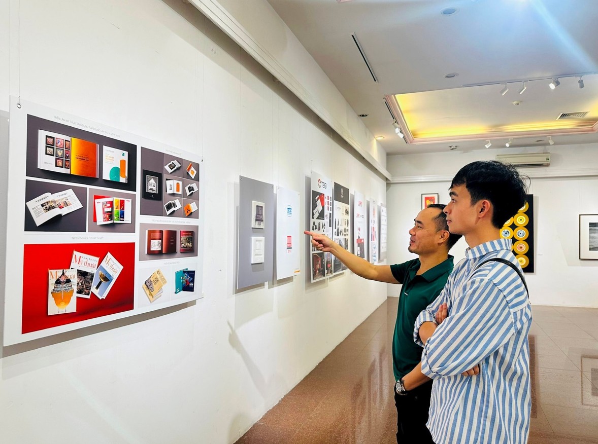 Công chúng tham quan triển lãm. Ảnh: BTC