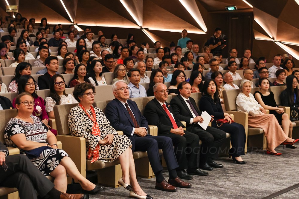 Các khách mời đến tham dự buổi hoà nhạc. Ảnh: V.H