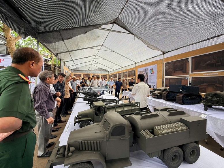 PGS.TS Nguyễn Mạnh Hà - nguyên Viện trưởng Viện Lịch sử Đảng (Học viện Chính trị quốc gia Hồ Chí Minh) giới thiệu về Dự án Bảo tồn, tôn tạo Di tích Trung tâm tập đoàn cứ điểm Điện Biên Phủ. Ảnh: BTC