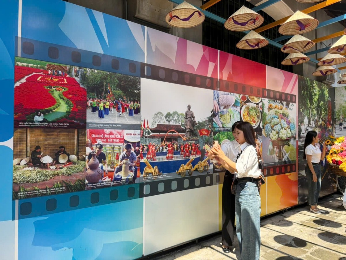 Hương sắc Hà thành phản ánh vẻ đẹp của thành phố là sự giao thoa giữa cổ kính và hiện đại, giữa bản sắc văn hóa truyền thống và nhịp sống năng động. Mỗi làng nghề góp phần gợi nhớ một Hà Nội thân thương, sâu lắng. Ảnh: BTC