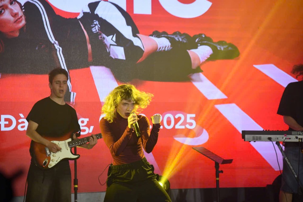 Trên sân khấu, Zélie không chỉ biểu diễn mà còn mang đến những màn trình diễn đầy lửa và sự chân thật, khiến mỗi khán giả đều cảm nhận được từng khoảnh khắc tuyệt vời. Ảnh: BTC