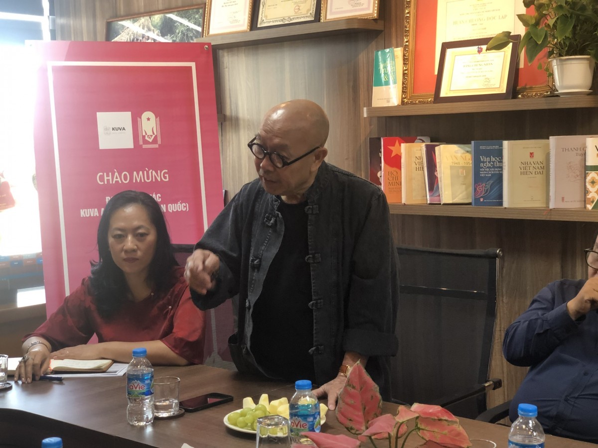 Họa sĩ Thành Chương chia sẻ cảm nghĩ của mình tại buổi làm việc.