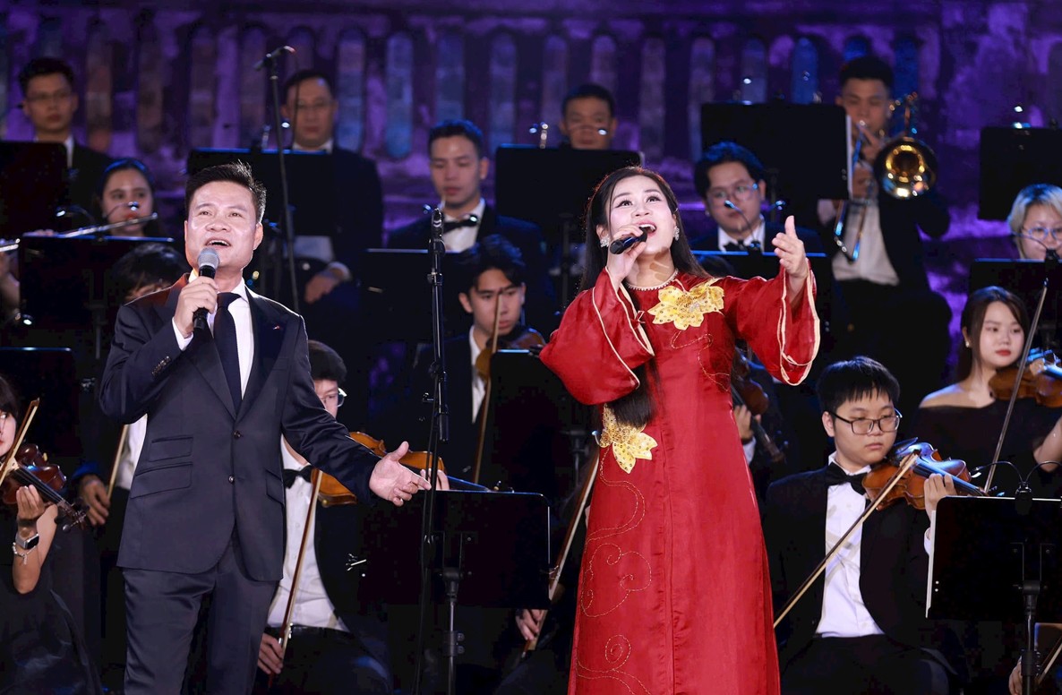 NSƯT Hoàng Tùng và ca sĩ Đào Tố Loan biểu diễn. Ảnh: Đài Hà Nội
