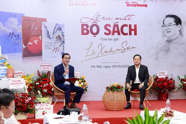 le xuan son khi nha bao viet bang truc giac cua mot thi si