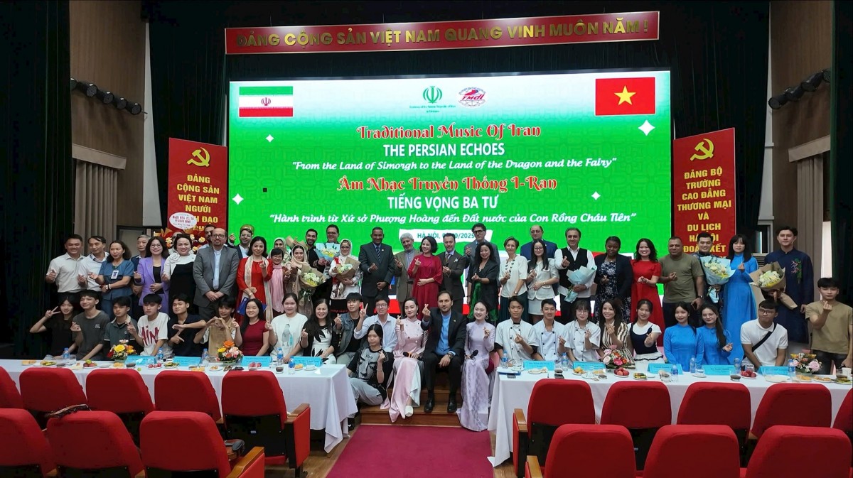 Các đại biểu và học sinh Trường Cao đẳng Thương mại và Du lịch Hà Nội chụp hình lưu niệm sau chương trình. Ảnh: BTC