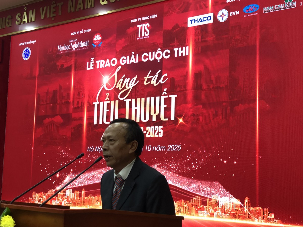 Nhà văn, nhà báo Hoàng Dự - Tổng Biên tập Thời báo Văn học nghệ thuật, Trưởng Ban Tổ chức cuộc thi phát biểu tại Lễ trao giải. Ảnh: P.V