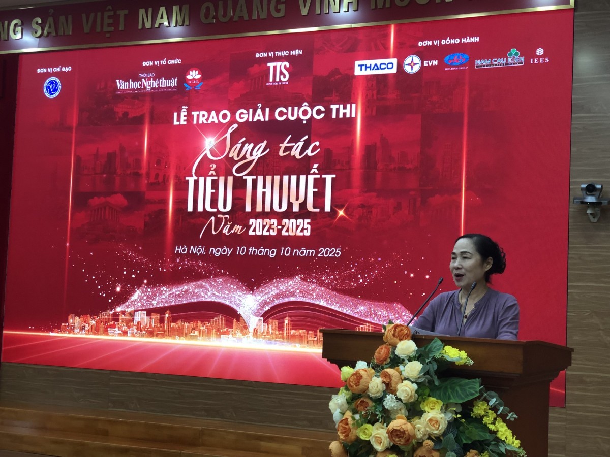 NSND Trịnh Thúy Mùi, Phó Chủ tịch Liên hiệp các Hội VHNT Việt Nam phát biểu tại Lễ trao giải. Ảnh: P.V