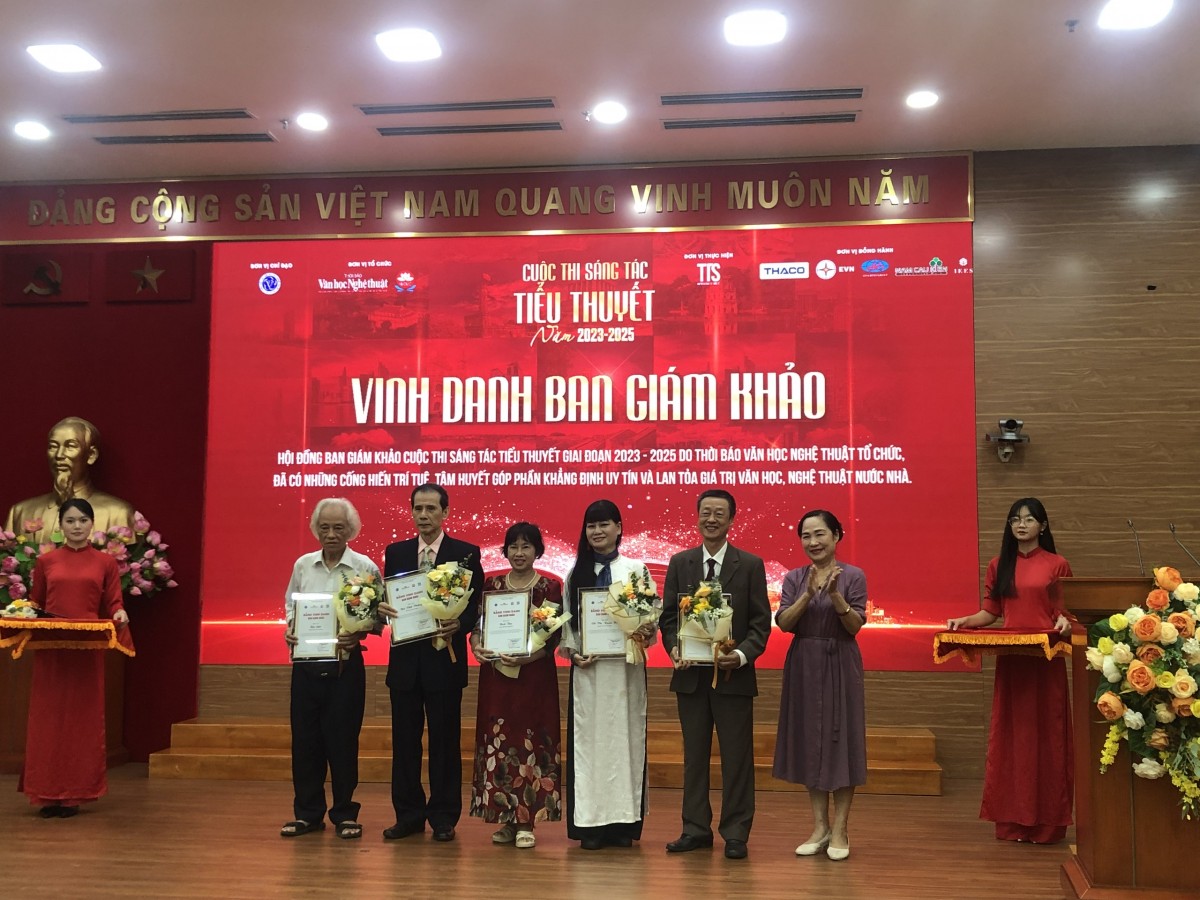 NSND Trịnh Thúy Mùi tặng hoa tri ân Ban Giám khảo cuộc thi. Ảnh: P.V