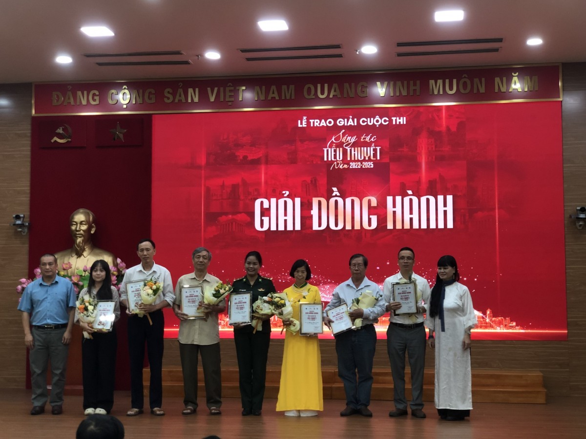 BTC trao giải cho các tác giả đoạt giải Đồng hành cuộc thi.