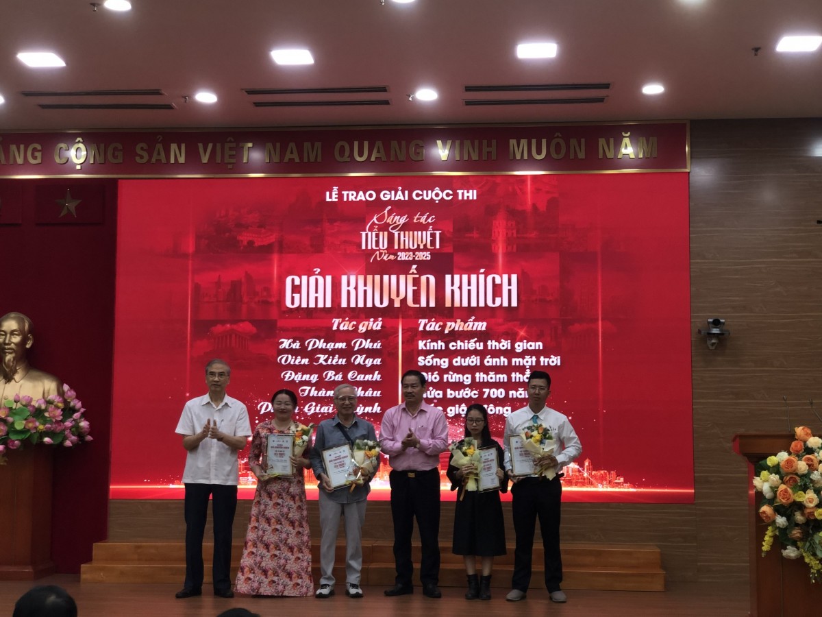 BTC trao giải cho các tác giả đoạt giải Khuyến khích cuộc thi.