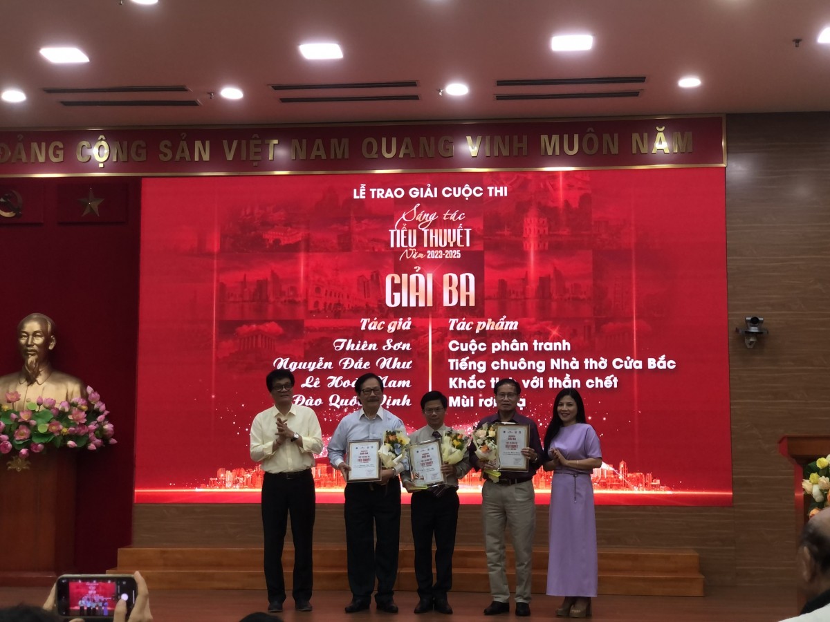 BTC trao giải cho các tác giả đoạt giải Ba cuộc thi.