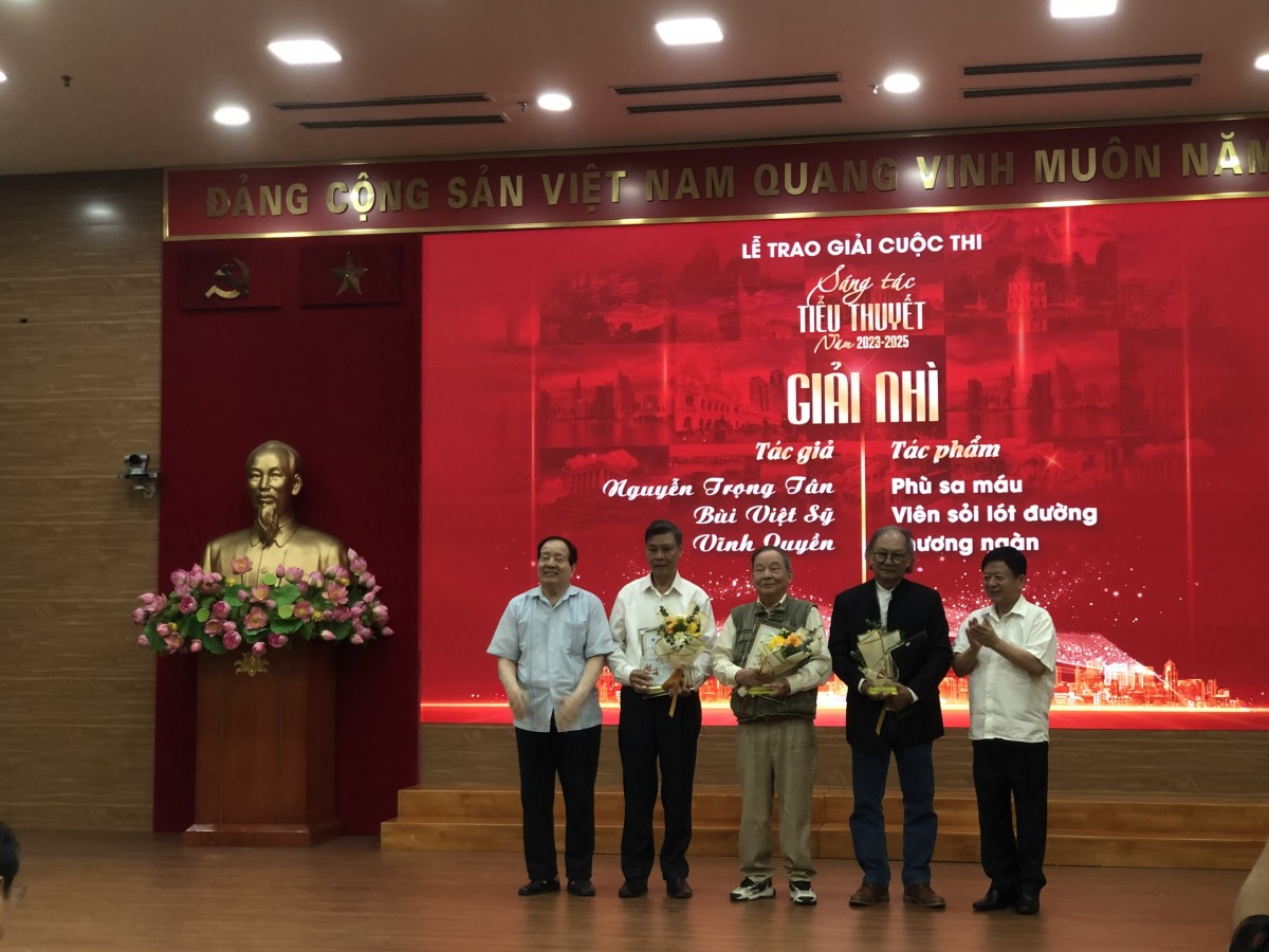 BTC trao giải cho các tác giả đoạt giải Nhì cuộc thi.