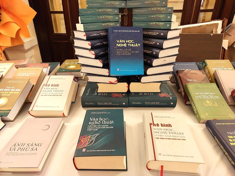 Văn học Việt Nam từ ngày thống nhất - Một số vấn đề tồn đọng