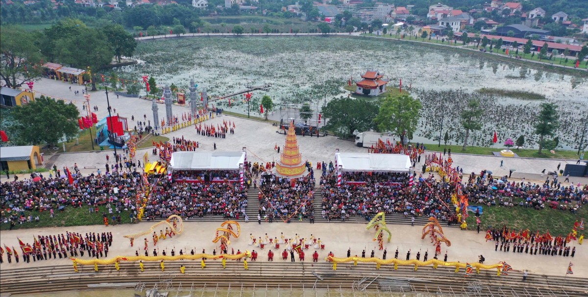 Toàn cảnh hội diễn xướng Hội quân trên sông Lục Đầu. Ảnh: CLB Nhiếp ảnh HP. 