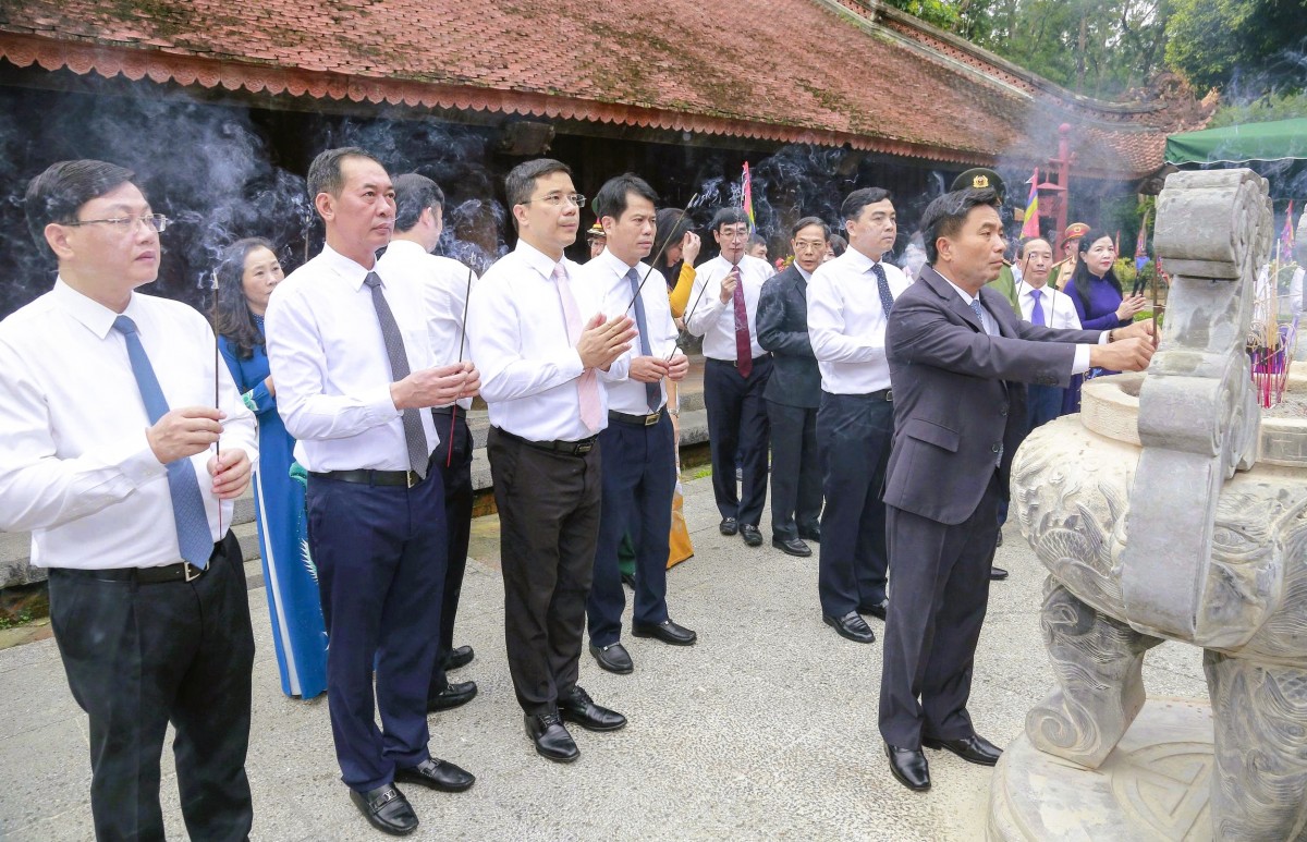 Các đồng chí lãnh đạo tỉnh Thanh Hóa dâng hương tưởng nhớ Anh hùng dân tộc Lê Lợi. Ảnh: BTC