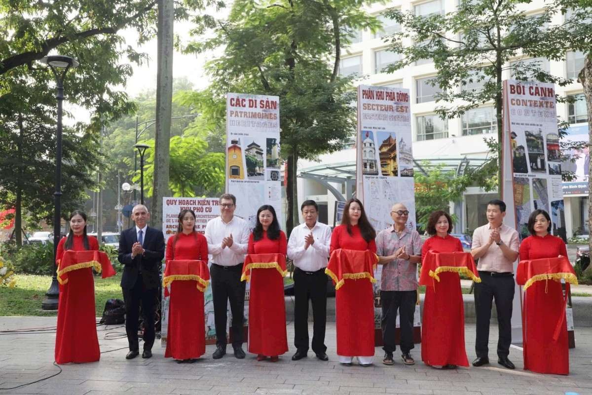 Các đại biểu cắt băng khai mạc trưng bày. Ảnh: BTC