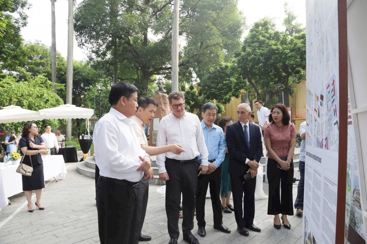 Phó Chủ tịch UBND Thành phố Dương Đức Tuấn cùng các đại biểu tham quan trưng bày quy hoạch, kiến trúc khu phố cũ tại Vườn hoa Tao Đàn.Ảnh: hanoi.gov.vn.