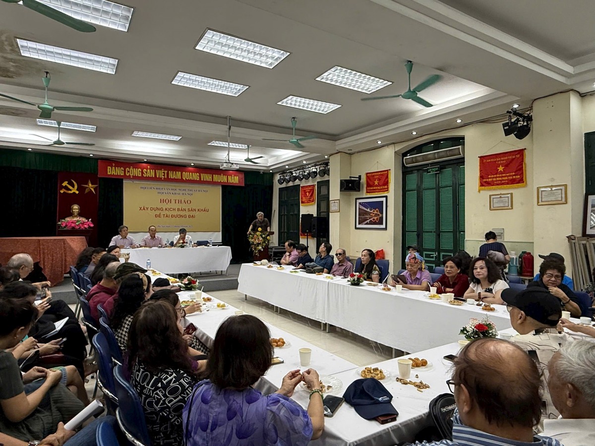 Sân khấu cần song hành và "Tan chảy" trong đời sống