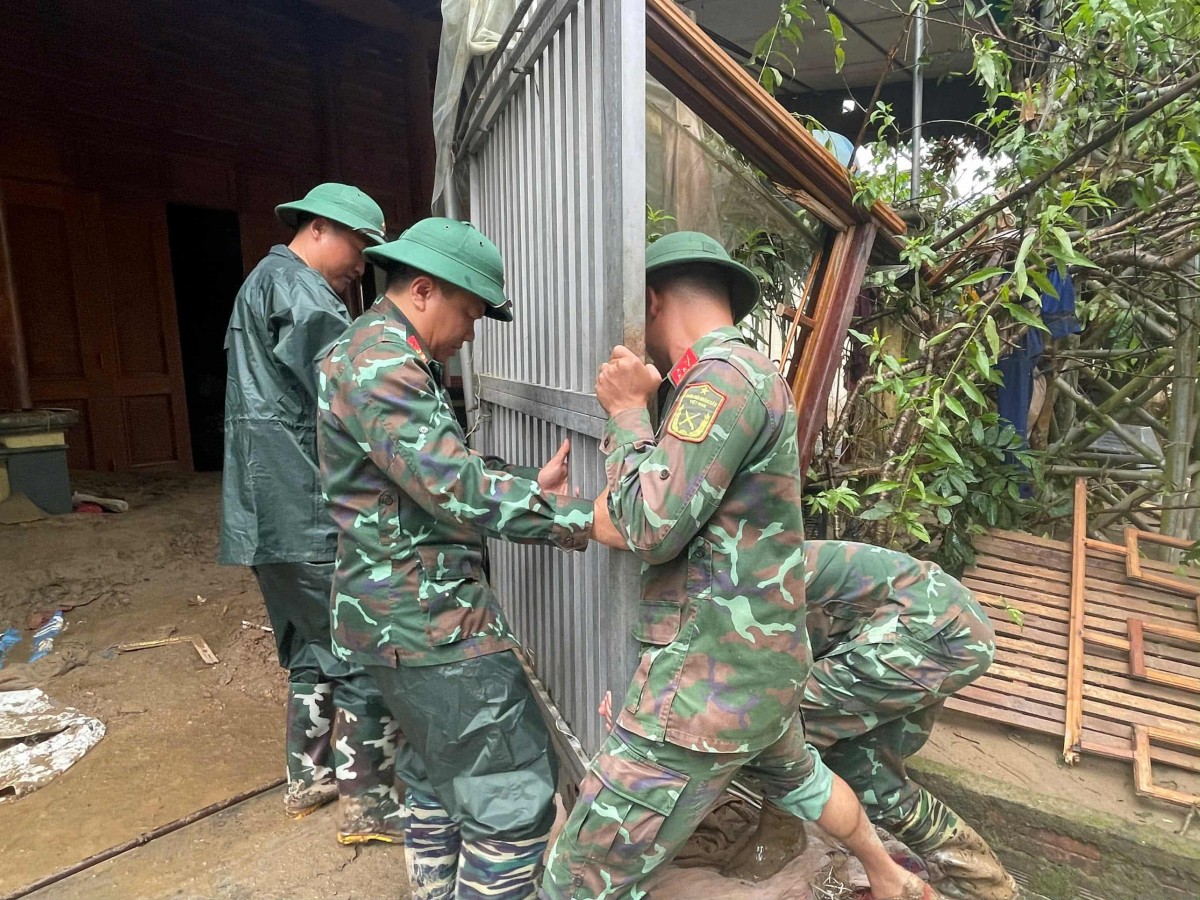 Tình quân dân trong mưa lũ