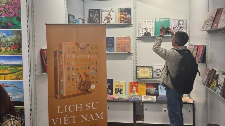 Bạn đọc tham quan khu vực trưng bày tác phẩm lịch sử. Ảnh: Nhân Dân điện tử