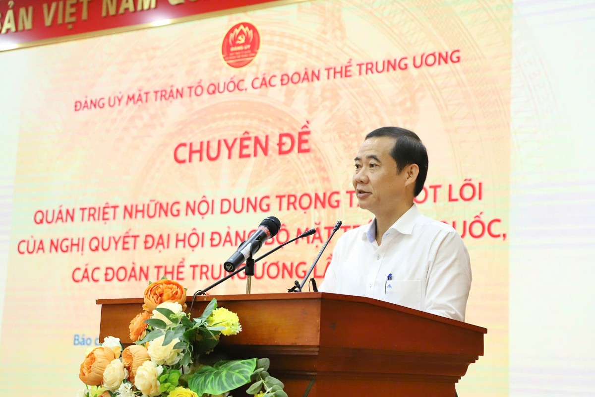 đồng chí Nguyễn Thái Học - Phó Bí thư Đảng ủy Mặt trận Tổ quốc, các đoàn thể Trung ương trình bày 