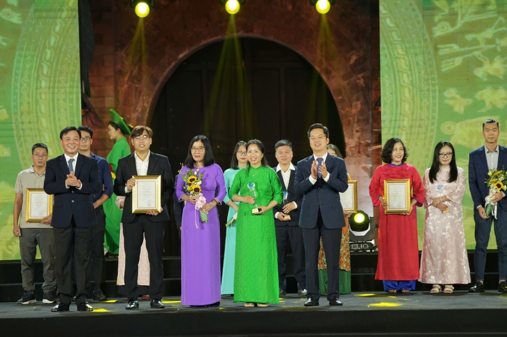 Các tác giả và nhóm tác giả đạt giải C. Ảnh: BTC