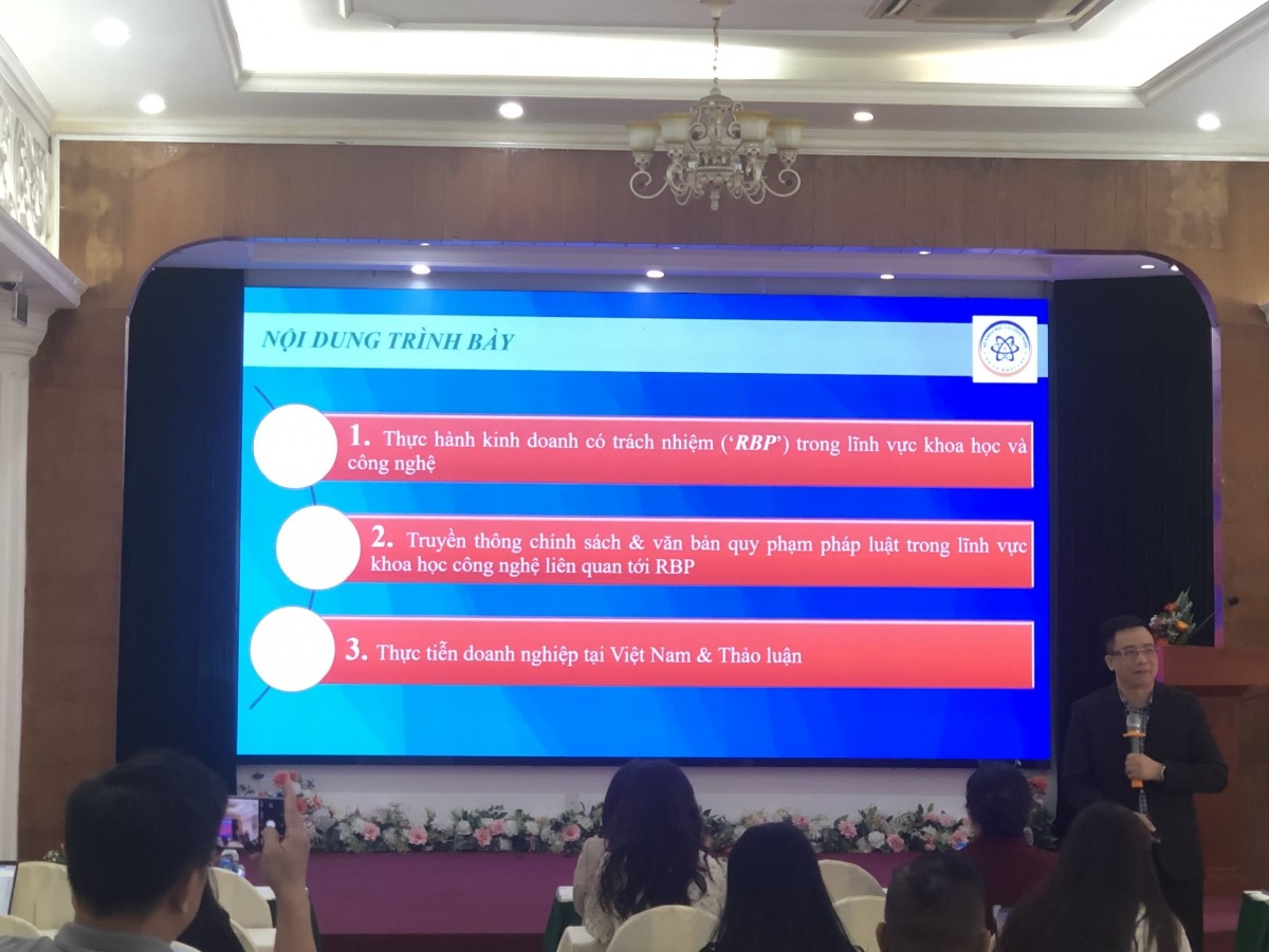 TS. Nguyễn Như Hà, Phó Vụ trưởng Vụ Pháp chế Bộ Giáo dục và Đào tạo với chuyên đề “Tuyên truyền, phổ biến các văn bản quy phạm pháp luật trong lĩnh vực khoa học và công nghệ liên quan đến thực hành kinh doanh có trách nhiệm”. Ảnh: P.V