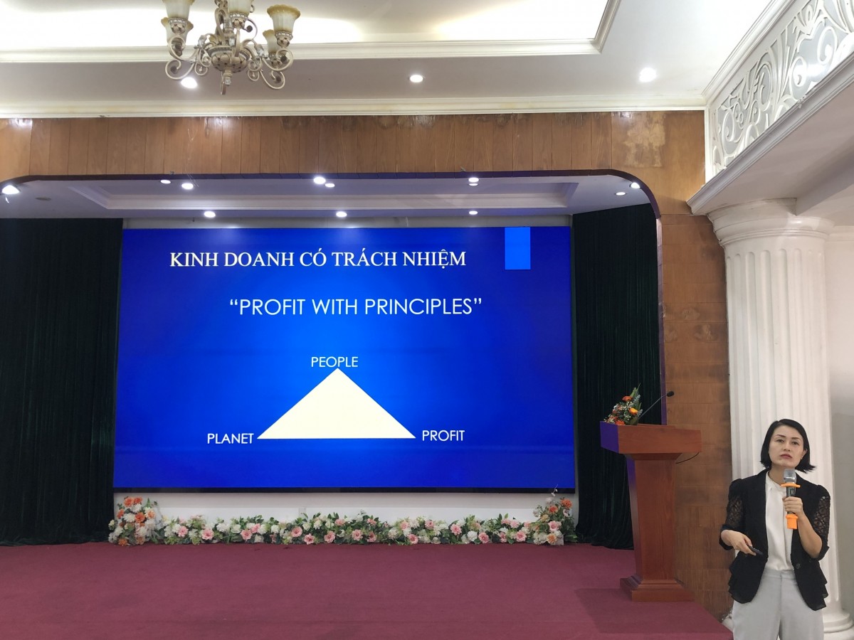 TS. Lưu Hương Ly, đại diện Vụ Pháp luật Dân sự, kinh tế, Bộ Tư pháp, với chuyên đề “Tổng quan về Chương trình hành động quốc gia hoàn thiện chính sách về pháp luật nhằm thúc đẩy thực hành kinh doanh có trách nhiệm tại Việt Nam giai đoạn 2023-2027”. Ảnh: P.V