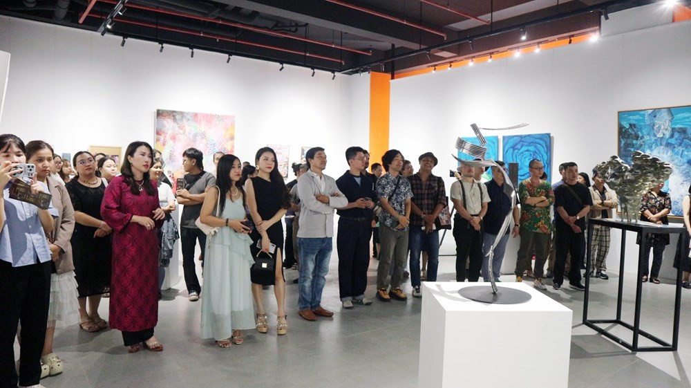 Toàn cảnh buổi khai mạc triển lãm. Ảnh: BTC