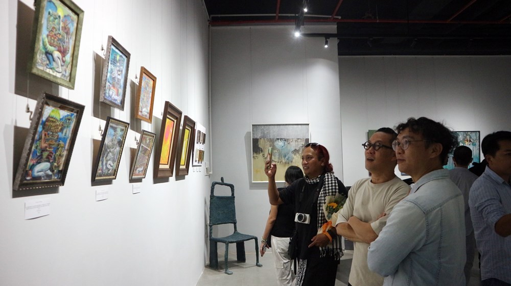 Công chúng đến xem triển lãm. Ảnh: BTC
