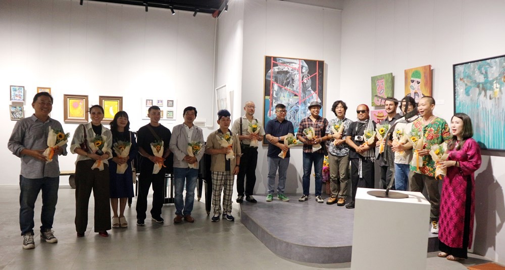Đại diện Trung tâm Nghệ thuật và cộng đồng Lotus ArtHub tặng hoa tri ân các tác giả và cá nhân đồng hành cùng triển lãm. Ảnh: BTC