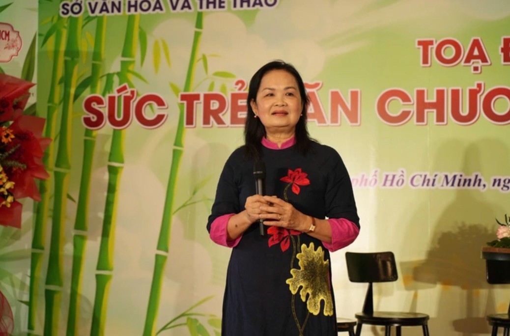 Nhà văn Trịnh Bích Ngân, Chủ tịch Hội nhà văn TP HCM, phát biểu khai mạc tọa đàm. Ảnh: BTC