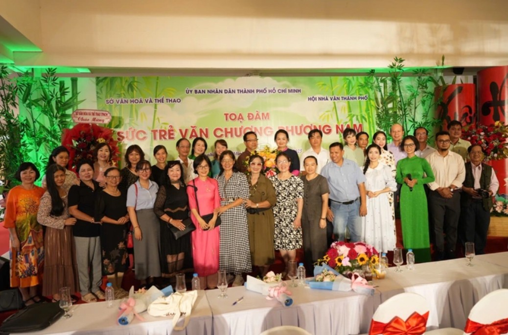 Các đại biểu chụp hình lưu niệm. Ảnh: BTC