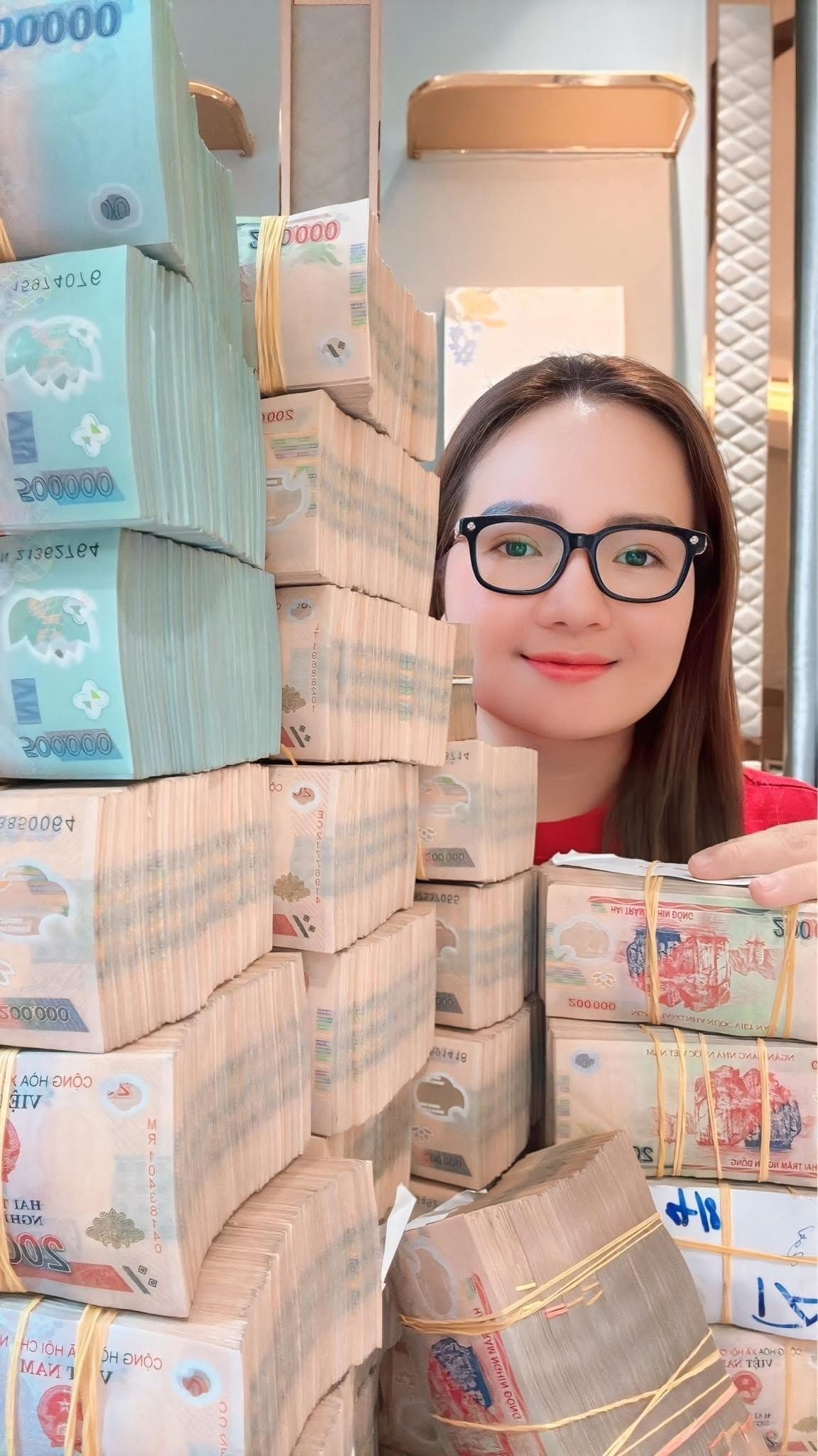 Ai làm nên khối tài sản khổng lồ cho Ngân 98, Shark Bình, Hoàng Hường?