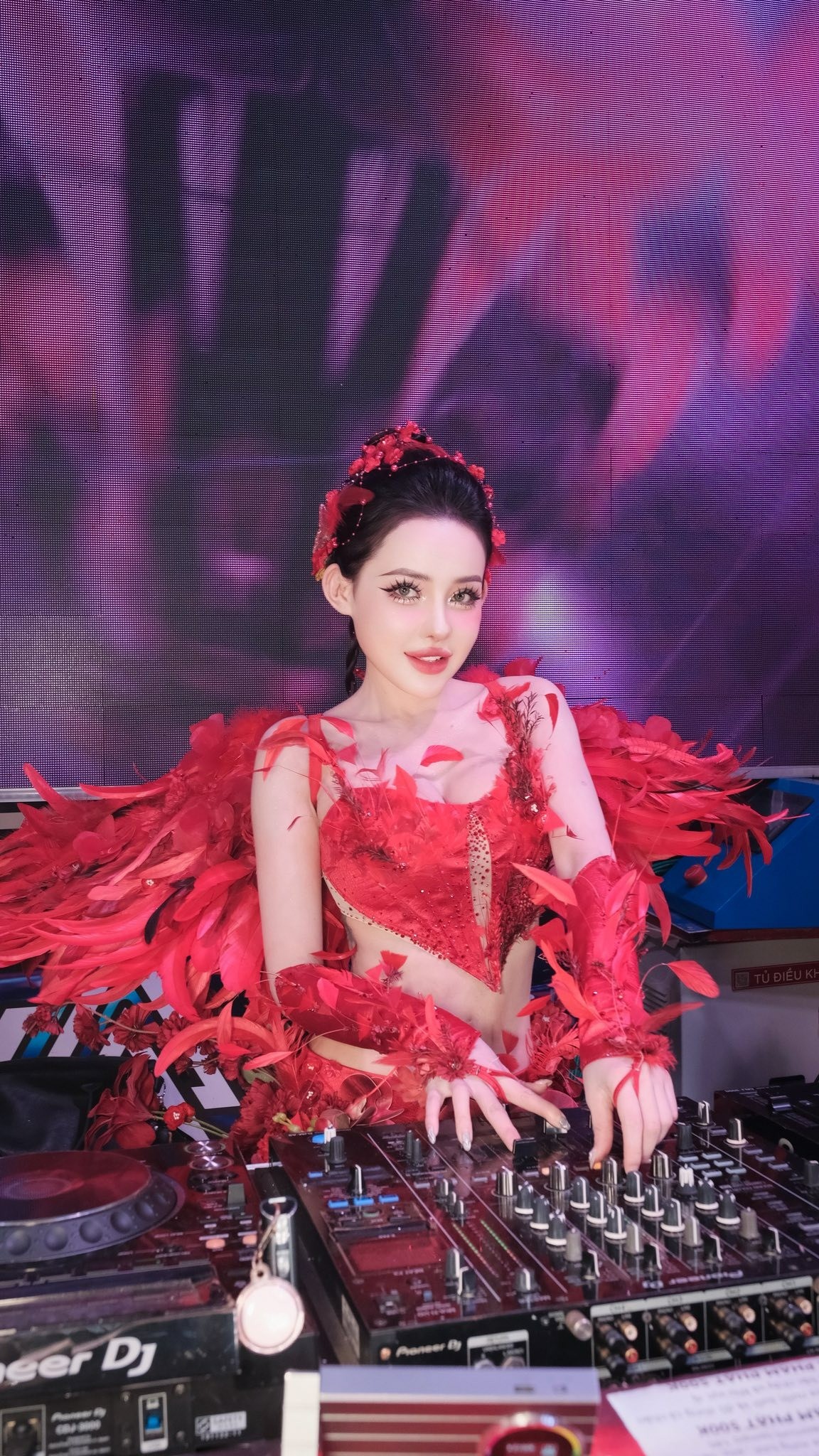 Ai làm nên khối tài sản khổng lồ cho Ngân 98, Shark Bình, Hoàng Hường?