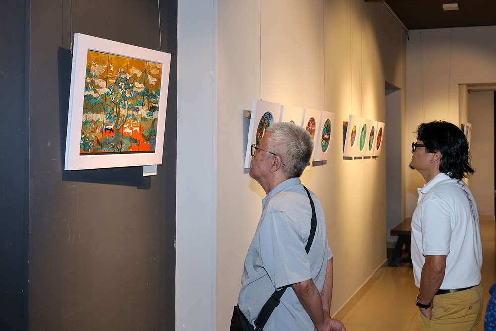 Giới chuyên môn nhận định các tác phẩm là sự kết hợp hài hòa giữa sơn mài truyền thống Việt Nam với cảm hứng hội họa hiện đại. Ảnh: BTC