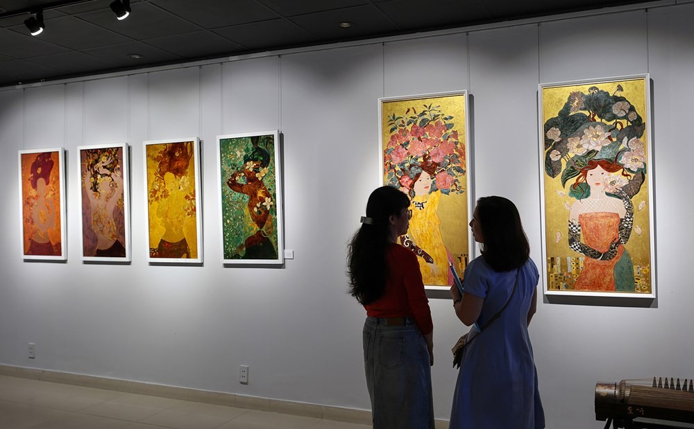 Tranh của Loan Phương mềm mại, nữ tính, giàu cảm xúc và đầy năng lượng sáng tạo. Ảnh: BTC