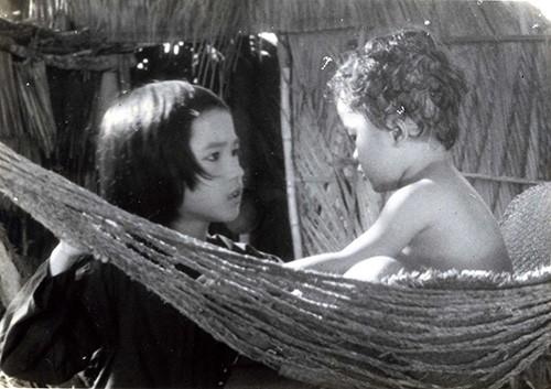 Trẻ em nhìn từ những khoảng trống gia đình thời chiến