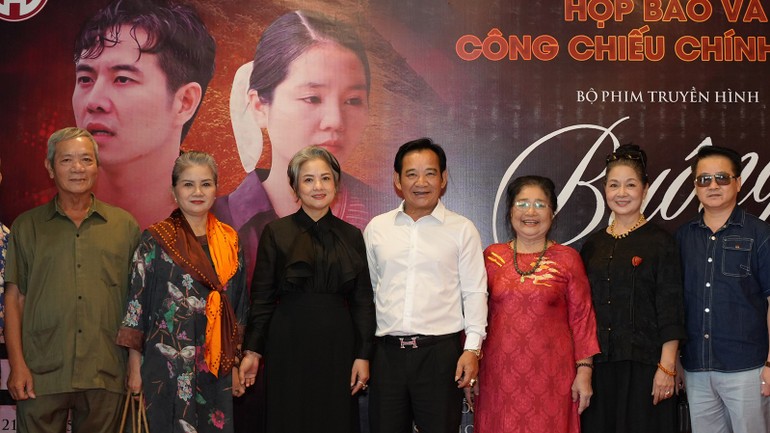 Các nghệ sĩ tham gia bộ phim. Ảnh: BTC