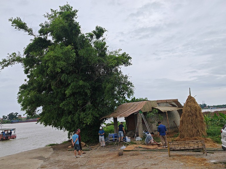 Ngôi nhà đạo cụ được xây dựng ven sông. Ảnh: BTC