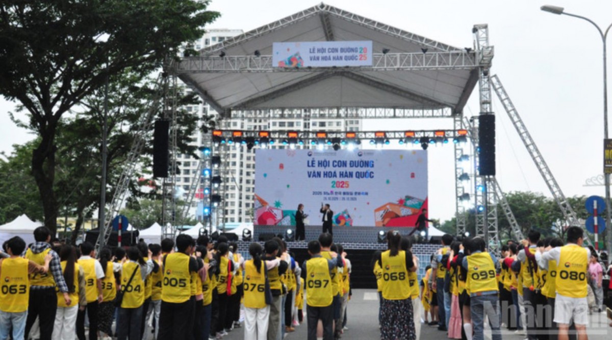 Các bạn trẻ tham gia trò chơi truyền thống Hàn Quốc trước sân khấu chính. Ảnh: nhandan