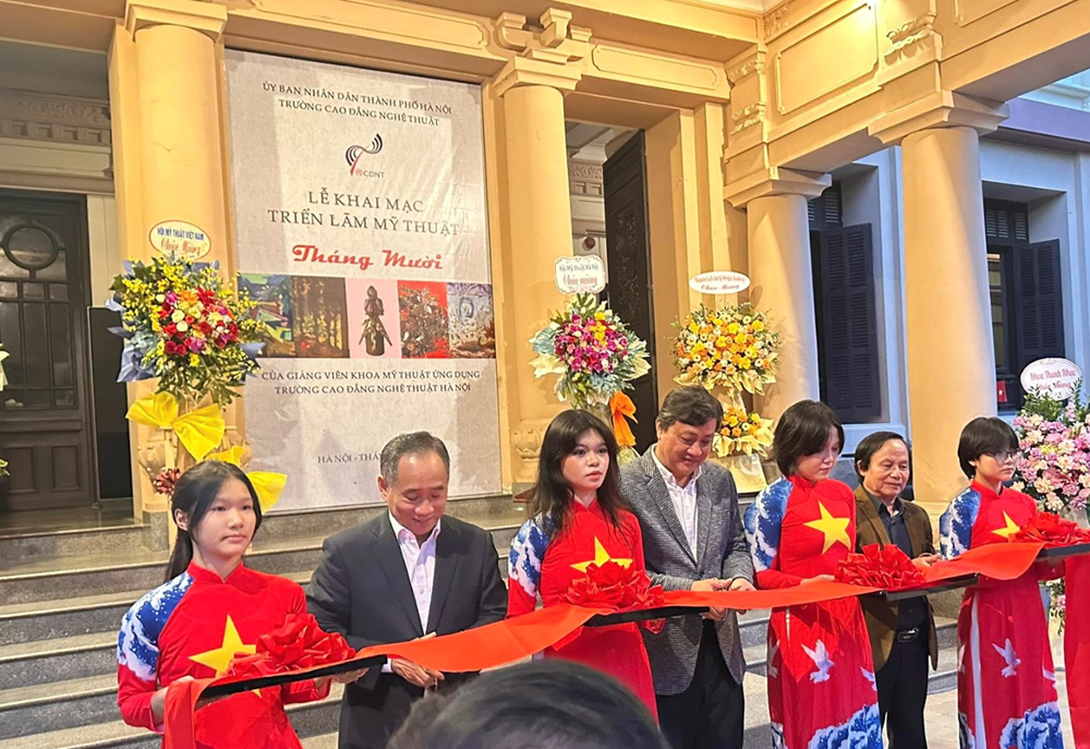 Các đại biểu thực hiện nghi thức khai mạc Triển lãm. Ảnh: BTC