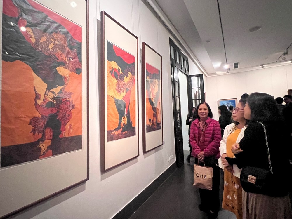 Đông đảo khách thưởng thức các tác phẩm tại Triển lãm. Ảnh: BTC